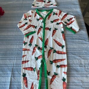 Perfect for Easter!!!! Carrot Print Baby Onesie and Hat Set size 6-12 months
